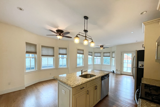 Kitchen - Stylish Renovated 4 bedroom 2 bathroom Apartments