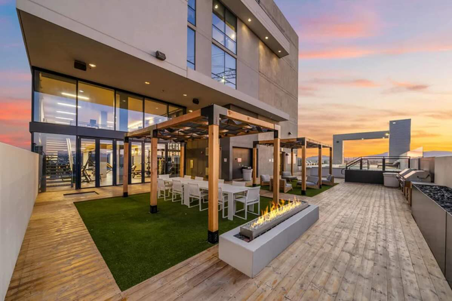 Outside - Amazing Summer Sublet in Luxury Apartment Near Campus - GREAT DEAL!