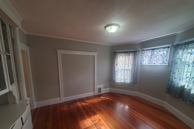 apartment - Umass/JFK/  3 bedroom Apartments