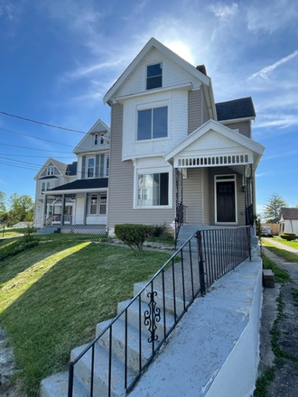 Front street - 6 Bedroom, 2.5 bath, 2 kitchen House - Complete Remodel - 1 block from Xavier - Avail June 2026