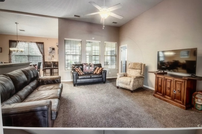 LR - 4 Bedroom 2 Bath House - Close to Campus - Lots of room and plenty of parking