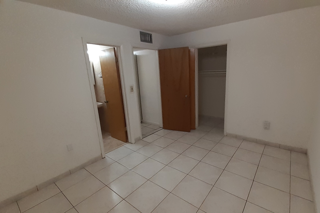 Bedroom 2 view 2 - 2 bedroom / 2 bath townhouse, patio with 2 car driveway near campus