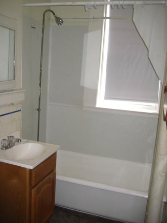 Hub Realty - Lovely one bedroom, with large kitchen and dining area, near MFA and Longwood Apartments