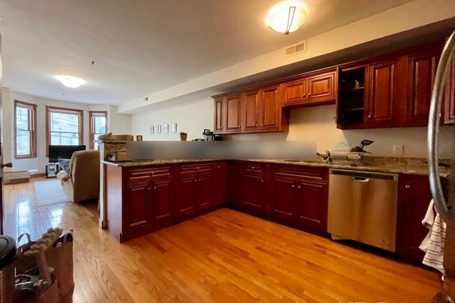 - - Short Commute to Campus! 4 bed 2 bath Duplex w/ Laundry & Parking Apartments