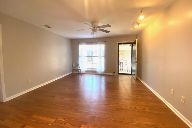 Living Room - Rivers Bend Condos / 10 minutes to campus