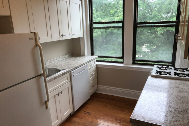 . - Large Studio with eat in kitchen, Elevator Building, Hardwood Floors