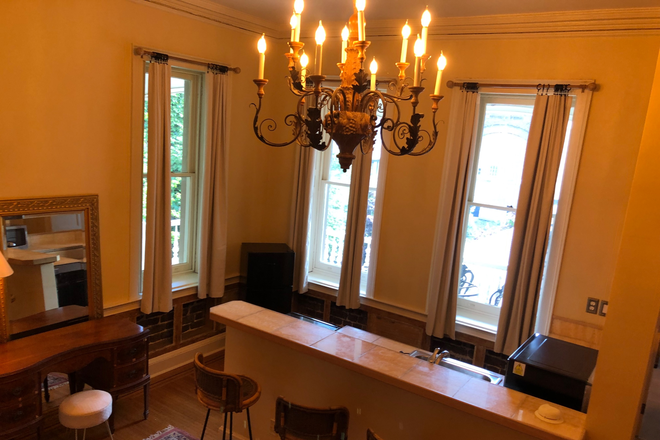 Apartment with details dating from 1796 - Marion Square Historic Studio Apartment