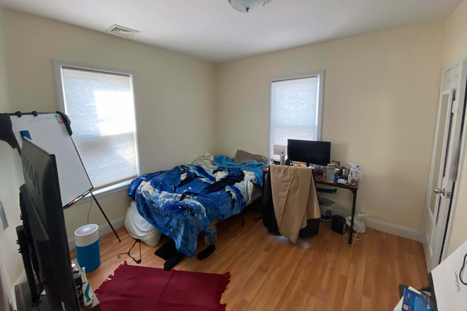 69 Back BR. Available. - Private room in 4 BR/2 bath duplex (#69) Oak Sq. Avail. Aug.20. Walk BC. Bus BU. 5 min to Mass Pike. Duplex