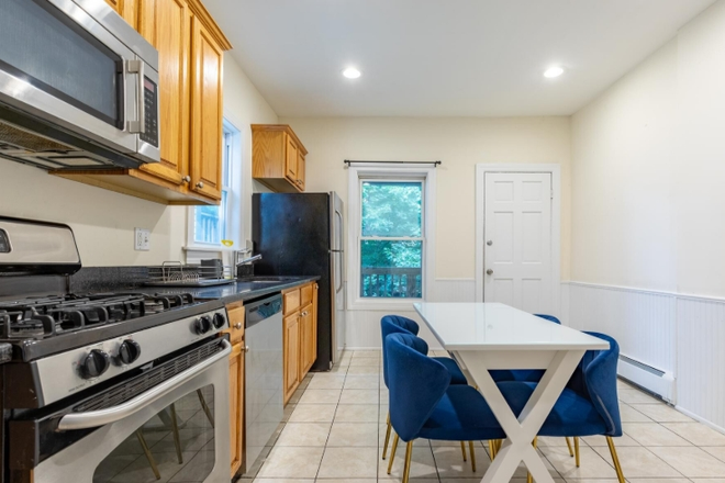 x - Massive 2,000 SF 5 Bed| Top Floor | Renovated | 9/1 Apartments