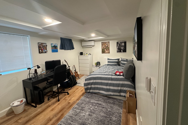 Bedroom - Spacious Room in 5-Person Unit close to campus Duplex