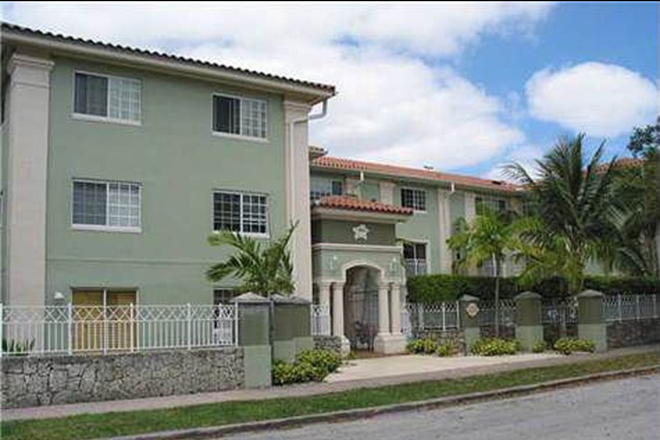 Exterior Building - Exceptional and spacious duplex 2/2 Condo