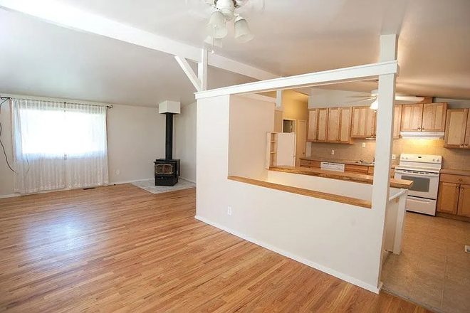 Kitchen - House close to WillVill