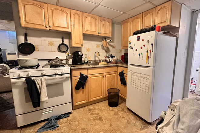 Kitchen - 409 Huntington #B3 Apartments