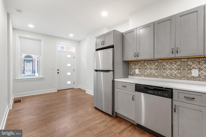 First Floor Open Concept - Fairmount totally renovated 1 bedroom plus bonus room and 2 full bathrooms apartment
