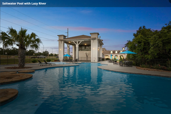 Pool and basketball half court - 2818 Apartments - room available in 4x4 flat