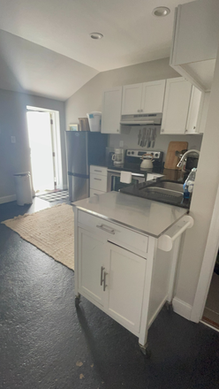 Kitchen - Adorable cottage 5 min from downtown, 15 min to beach Apartments