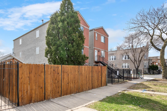 Outside 2 - Medical District 3 bedroom/2 full  bathroom. 1200 sqft. Student-Friendly. **PERFECT for MED stdnts Triplex