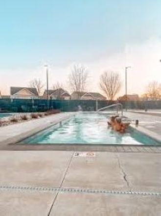 Hot tub - The Quarters (1 Bedroom available for the summer, beautiful pool) ($100 off each month) Apartments