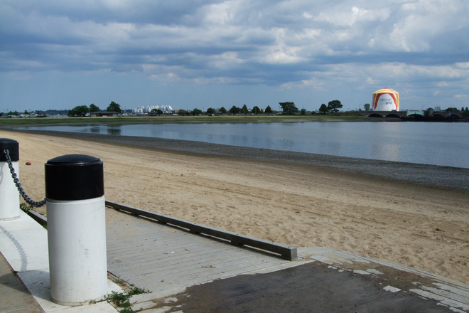 Savin Hill Beach - 2 BR, 1 bath, spacious. Savin Hill, walk to UMASS, steps to Red line (Savin Hill T-Stop) & beach