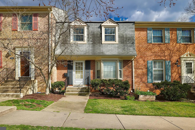 Front view - Spacious 4-Bedroom, 2.5-Bath House for Rent