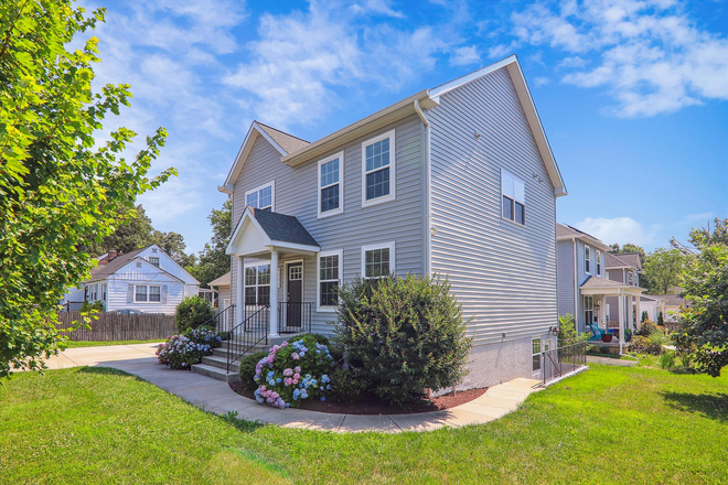 Exterior Home - Bedroom w/en-suite bathroom in modern shared house close to UMD campus