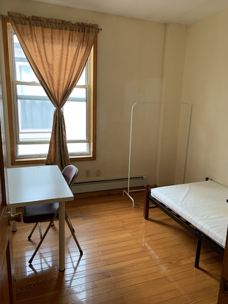 Bedroom ($900) - Private bedroom in 3 bed/1 bath Home