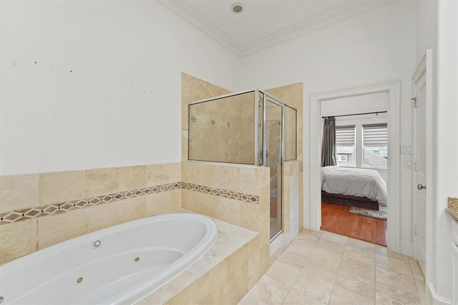 Primary Bathroom with shower and tub - Bedroom in a Townhouse close to campus