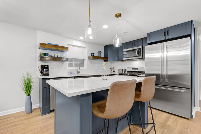 Kitchen Island - Spruce Bungalow Close to Park Circle House