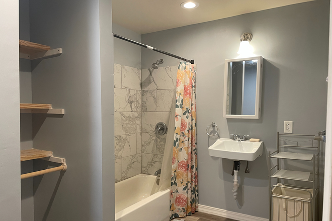 bathroom #1 - 2 stories, 2B/3B, Furnished, All Utilities included, TMC/Rice U/Rice Village in walking distance House