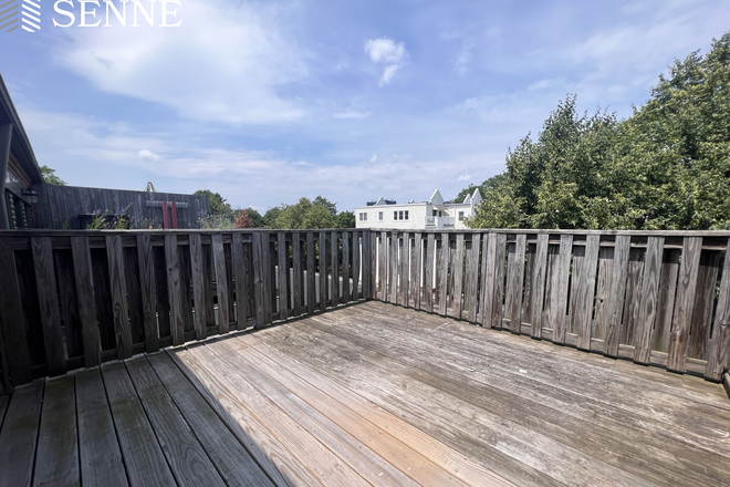 1 - Duplex Condo in Kendall w Parking, AC, Laundry in Unit, Private deck