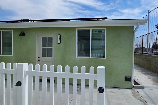 Front of house - UNIVERSITY DR House