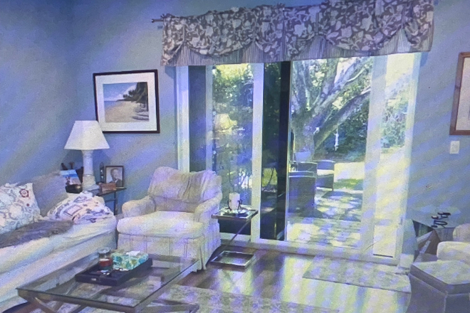 Living room - 3 Separate  Rooms for Rent  in a townhouse for students to share completely furnished.