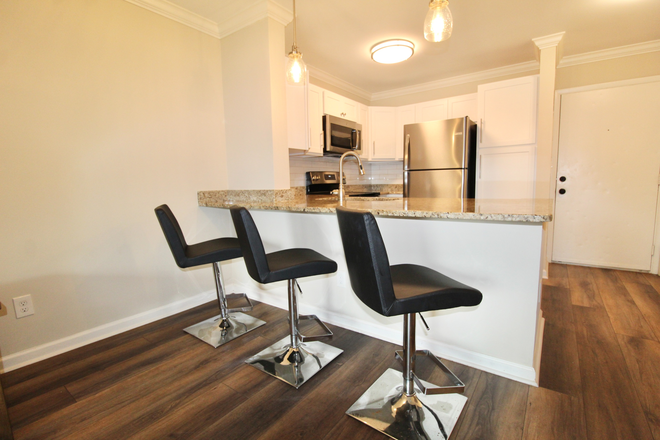 Living area - Hunters Ridge - 3 bedroom 3 bath apartment for rent!