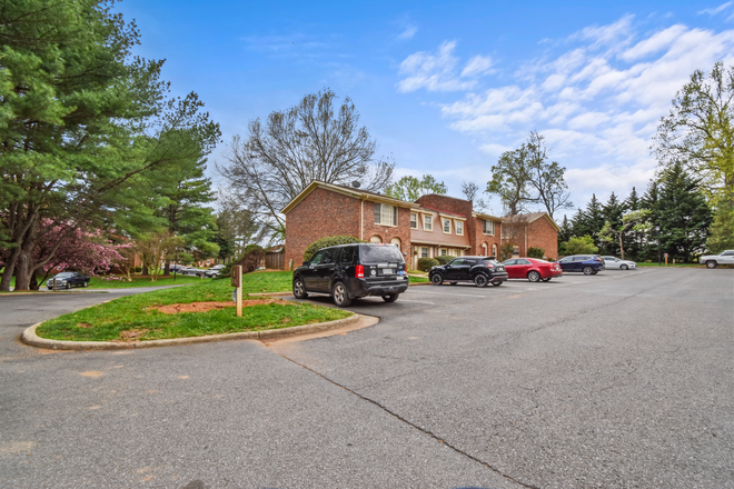 Front View of Townhouse - NEWLY REMODELED TOWNHOME IN FOREST 1 HOMES ASSOCIATION