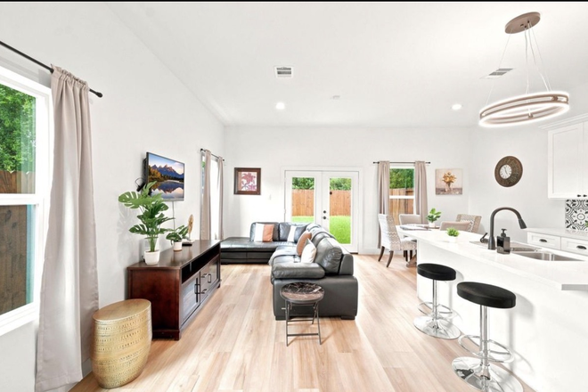Living - 4 bedroom / 2.5 bathroom townhome with garage and huge backyard