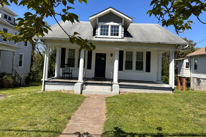 Front of House - Cute 3-Bedroom House 5 Miles from LU