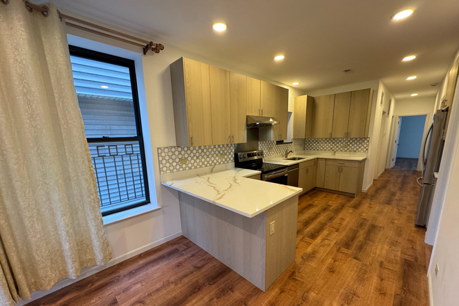 Kitchen - 2739 South Shields Avenue, 3 Beds/2 Baths, 4 Min Drive/20min Walk from Campus Apartments