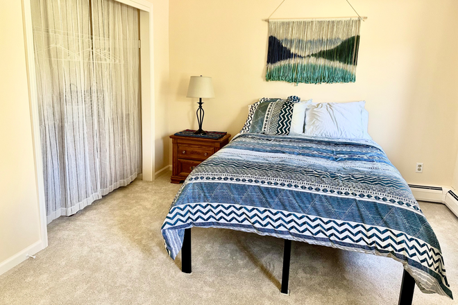 Private Room - Lock in Your Budget: Extra Large Room in Homeshare