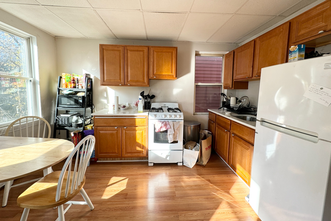 kitchen - Convenient Mission Hill 3 Bed | Laundry in Building | Eat in Kitchen Condo