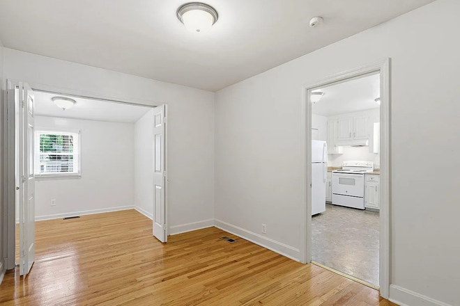 Middle room with study - Room for rent in 3 Bed / 2 Bath house in bikeable range to campus