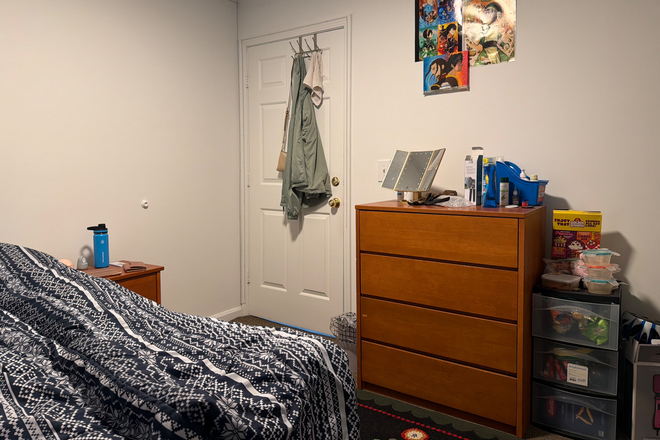 Bedroom - Courtyards apartment 423 bedroom B, is on North campus