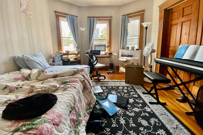 . - Bristol Road Medford 5 bed 2 bath with nice updated kitchen and back deck! June 2027! Apartments