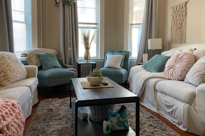 Living Area - Spacious 4 Bedroom in the Hill!