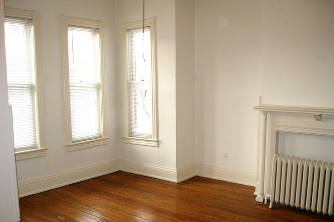 extra large bedroom - Large victorian   5 bedroom, 2 bath, yard. Duplex