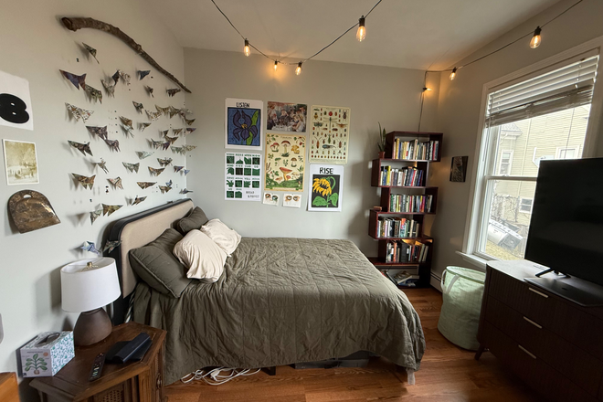 bedroom - 3 bed 1 bath apartment near green line and union square