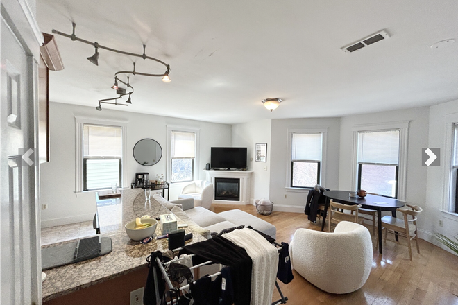 living room - Gorgeous 2 Bed / 1 Bath w/ Laundry in unit available 9/1/24!! Apartments