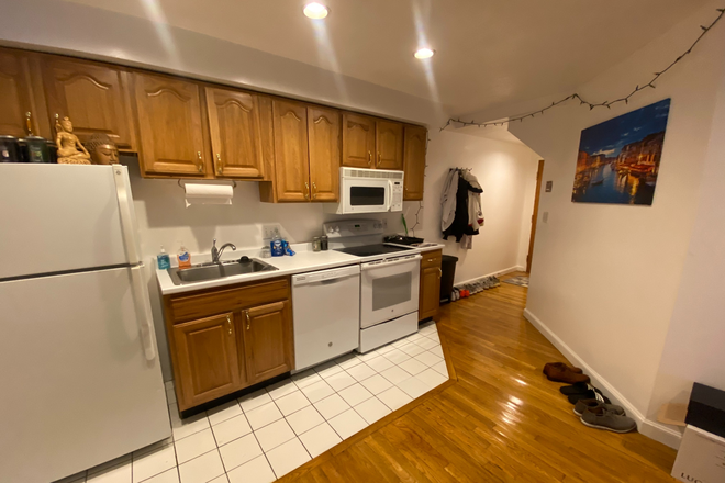 kitchen - 1 bed 1 bath with In Unit Laundry (North End) Apartments