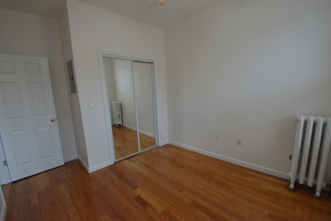 Bedroom - 1 Bed Available 9/1/25! *CONTACT NOAH 603-470-8181* Apartments