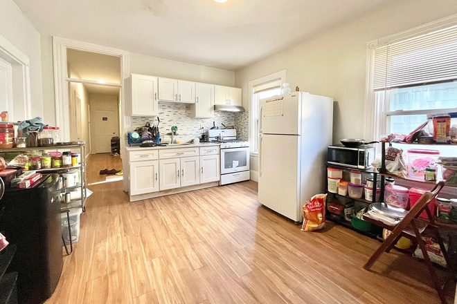 Kitchen - 1 Room in 4 Bed Apartment