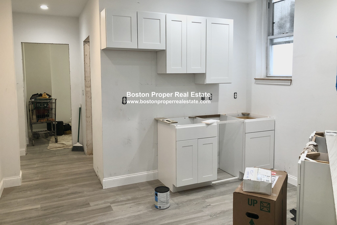 a - 4 bedrooms, ALL RENOVATED, NO FEE Condo